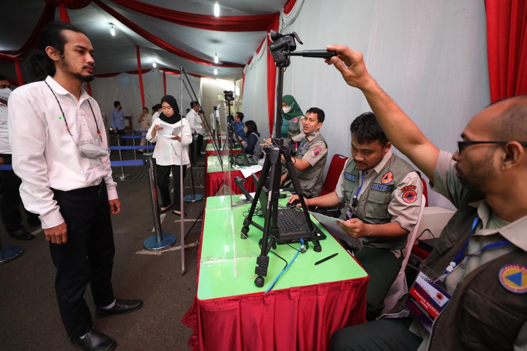 Petugas melakukan verivikasi data kepada peserta seleksi Pegawai Pemerintah dengan Perjanjian Kerja (PPPK) di lingkungan BNPB di Kantor Badan Kepegawaian Negara (BKN) Pusat, Jakarta Timur, Senin (27/3).